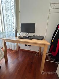 Scrivania in legno chiaro