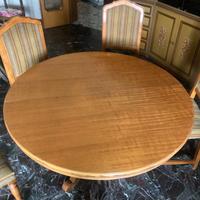 Tavolo rotorndo con sedie