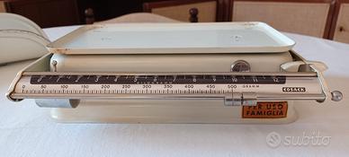 Bilancia pesa neonati e alimenti