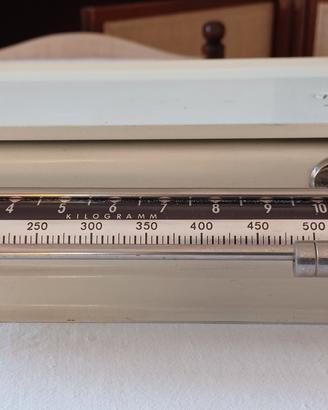 Bilancia pesa neonati e alimenti