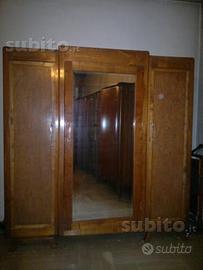 Guardaroba del Novecento a tre ante con specchio