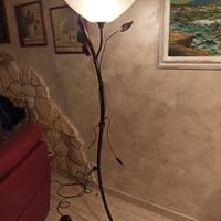 Lampadario e lampada da terra in ferro battuto 
