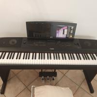 Yamaha DGX670 con Supporto 