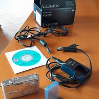 MACCHINA FOTOGRAFICA DIGITALE con cavalletto