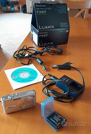 MACCHINA FOTOGRAFICA DIGITALE con cavalletto