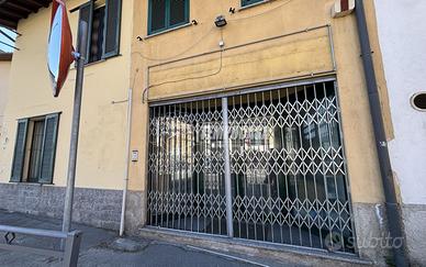 Negozio a Senna Comasco Via Roma 2 locali