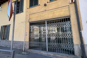 Negozio a Senna Comasco Via Roma 2 locali