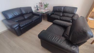 Set composto da 2 divani e 1 poltrona in pelle