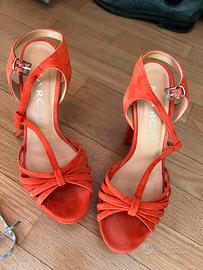 Sandali con tacco color corallo