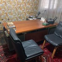 Scrivania ufficio con sedie in pelle