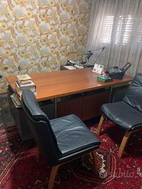 Scrivania ufficio con sedie in pelle