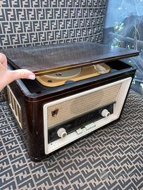 Radio d’epoca a valvole con giradischi