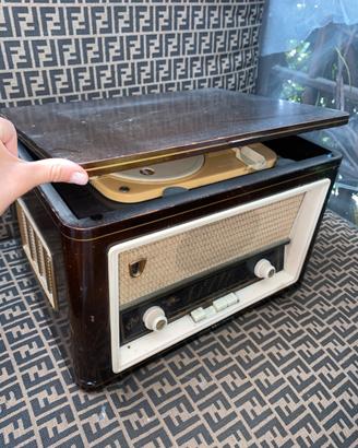 Radio d’epoca a valvole con giradischi