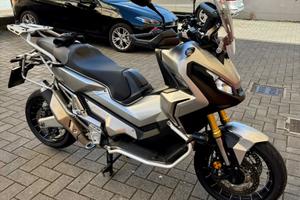 XADV 750 Desert Track con tris valigie Alluminio