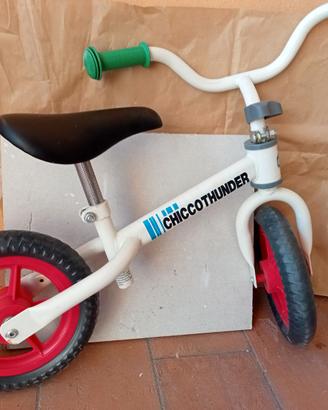 Bicicletta senza pedali della Chicco.
