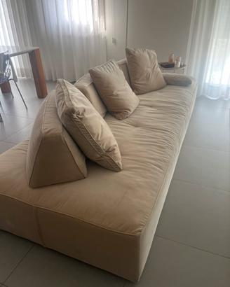Divano design in velluto versatile
