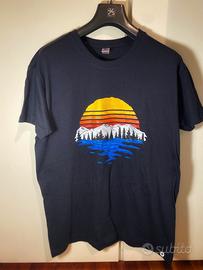 T-shirt "Tramonto su lago e montagne"