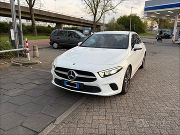 Classe A180d con luci ambient e realtà aumentata