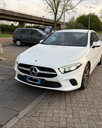 Classe A180d con luci ambient e realtà aumentata