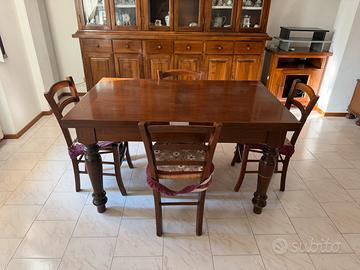 Tavolo in legno con 4 sedie da restaurare