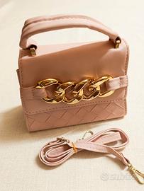 Borsa a mano rosa cipria con catena dorata e trac