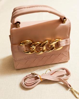 Borsa a mano rosa cipria con catena dorata e trac
