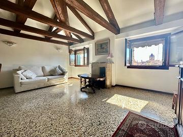 Ultimo piano luminoso con vista panoramica