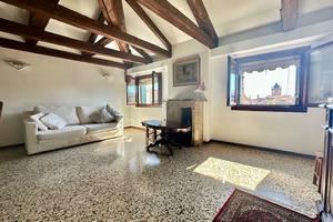 Ultimo piano luminoso con vista panoramica