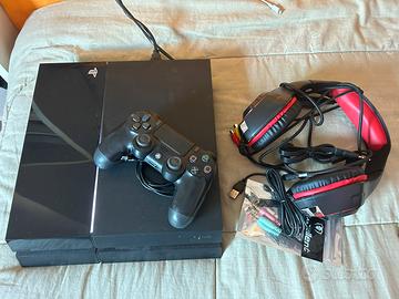 PS 4 usata con cuffie da gaming