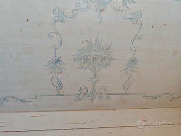 Cassapanca decorata in stile tirolese