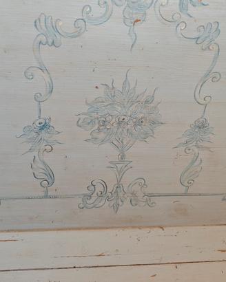 Cassapanca decorata in stile tirolese