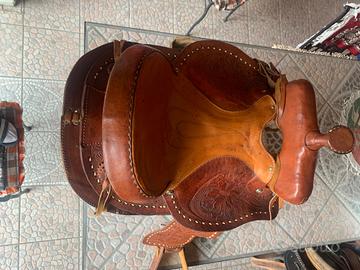 Sella in cuoio ben tenuta e  altri accessori