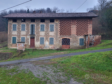Fabbricati rurali e terreni in Cassinasco AT