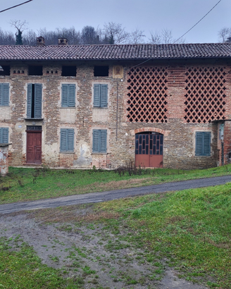 Fabbricati rurali e terreni in Cassinasco AT