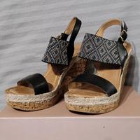 Sandalo con zeppa in sughero. N 37