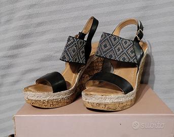 Sandalo con zeppa in sughero. N 37