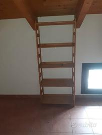 scaffalatura in legno di abete grezzo 