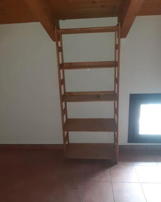 scaffalatura in legno di abete grezzo 