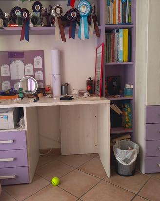 scrivania sedia e scaffalatura