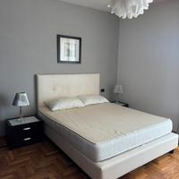 Letto matrimoniale con testiera imbottita