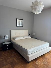 Letto matrimoniale con testiera imbottita