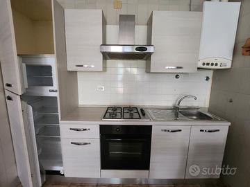 cucina,tavolo,sedie,divano con salottino