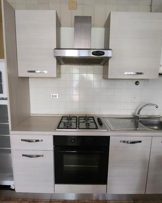 cucina,tavolo,sedie,divano con salottino