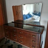 cassettiera in legno con specchio 