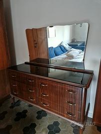 cassettiera in legno con specchio 
