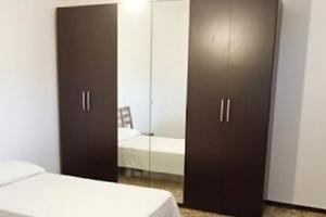 Stanza spazio luminosa ad uso singolo