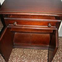 Mobiletto classico in legno con cassetto e ante