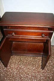 Mobiletto classico in legno con cassetto e ante