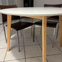 Tavolo rotondo sala con sedie