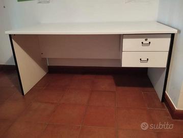 Scrivania e poltroncina